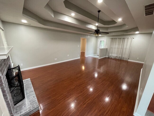 Building Photo - Beautiful Shelbyville Home For Rent