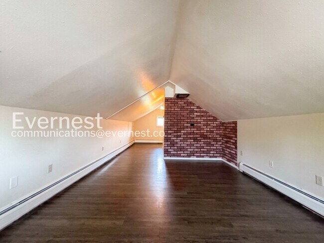 Building Photo - 3 Bed, 2 Bath Home with Garage / Available Soon!