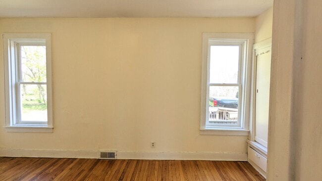 Building Photo - 1045 Kenneth- Large house with basement