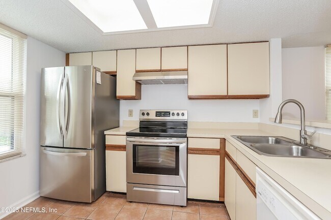 Primary Photo - 844 7th Ave S
