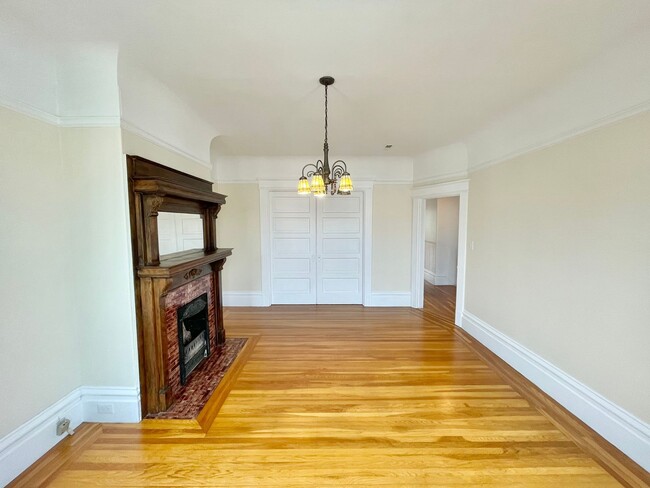 Building Photo - Wonderful Light and Bright Top Floor 2BR/1...