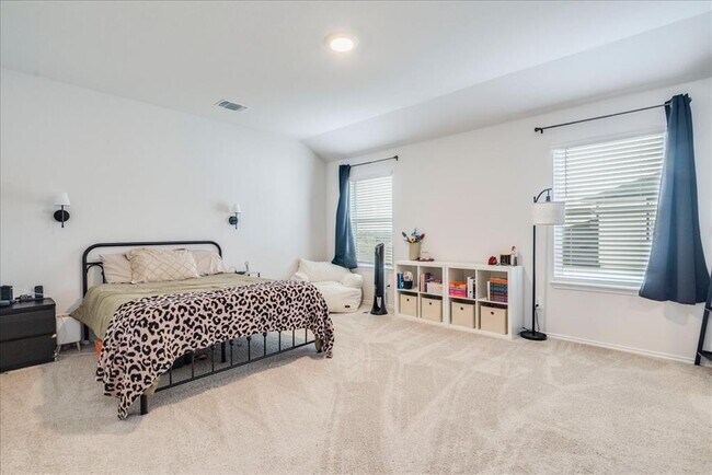 Building Photo - 125 Frogmore Lp