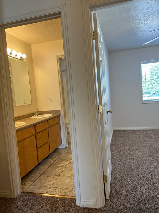 Building Photo - 2 bed 1.5 bath unit in the Meadows