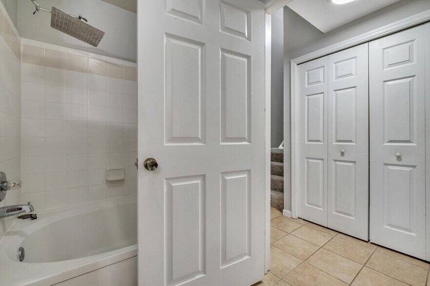 Building Photo - 2801 Chancellorsville Dr