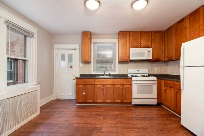 Primary Photo - ? ? ? UPDATED 3 BEDROOMS & 1.5 BATH HOME L...