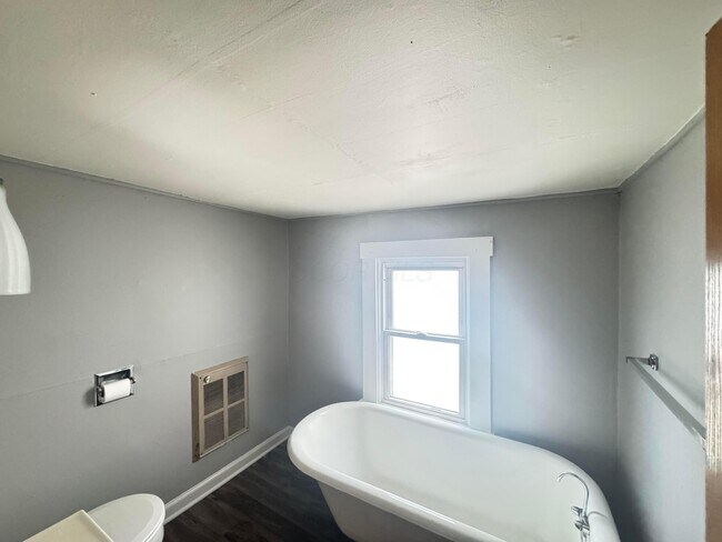 Building Photo - 617 E Main St