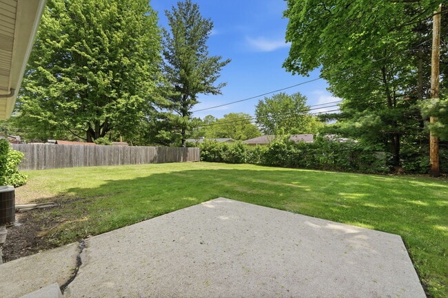 Building Photo - 152 Crestwood Dr