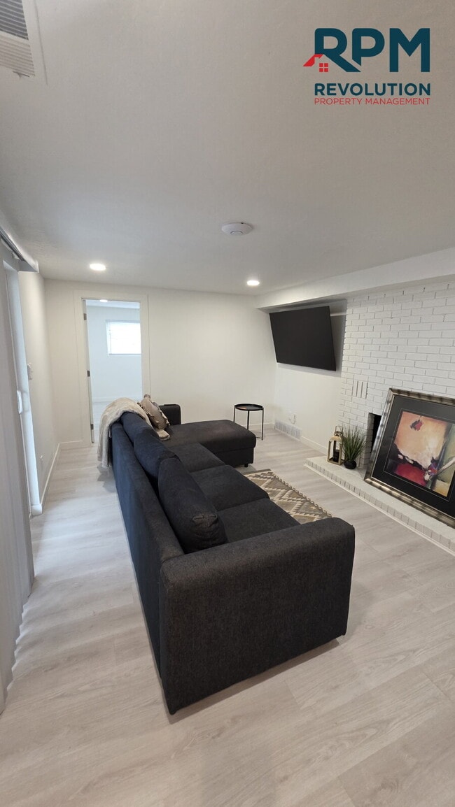 Building Photo - "Charming 2-Bedroom Retreat with Stunning Views on Mountain Side Drive!"