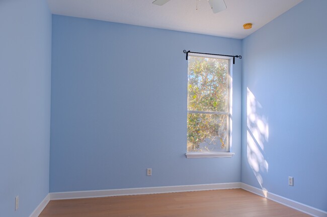 Building Photo - Modern 3-Bed Townhome with Garage & Patio in Casselberry – In-Unit Laundry, Central AC!