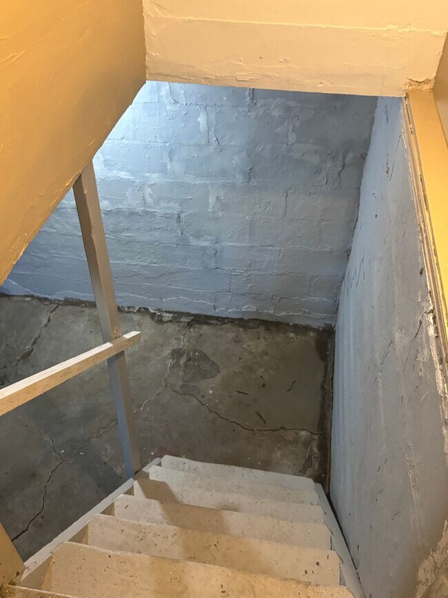 Building Photo - Section 8 Accepted! 3br 2-Story House