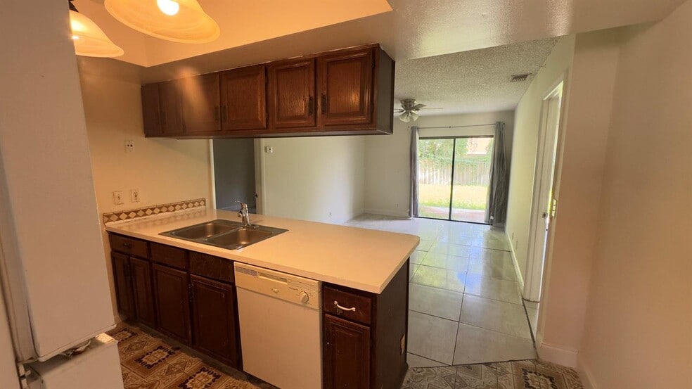 Building Photo - 1015 Staghorn St
