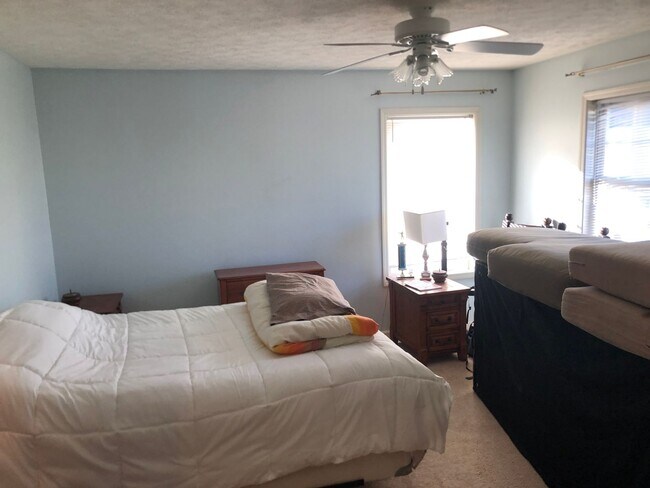 Building Photo - 2 Bedroom Townhouse Available August 2026;...