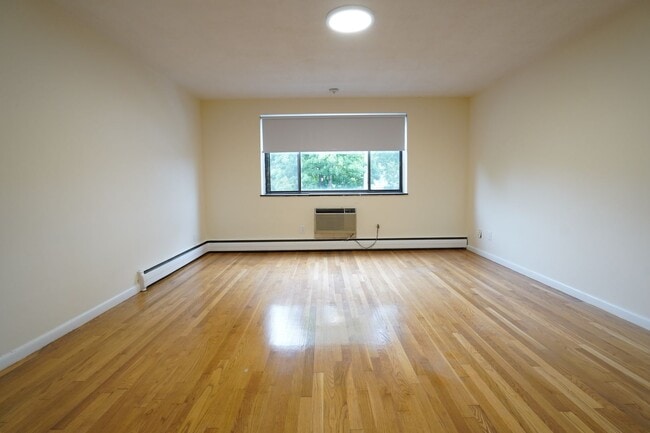 Building Photo - Brookline Bu Area Modern Huge Studio Laundry AA Elevator, Dishwasher , Students ok  No FEE