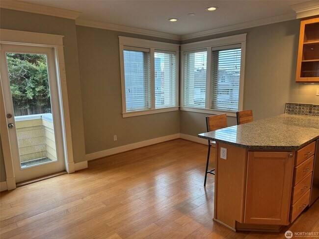 Building Photo - 3bd/2ba Seattle Townhome