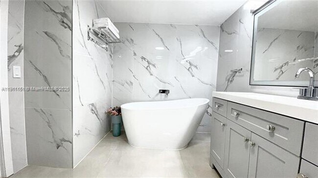 Building Photo - 1717 N Bayshore Dr