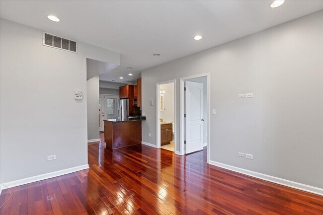 Building Photo - 1360 W Greenleaf Ave
