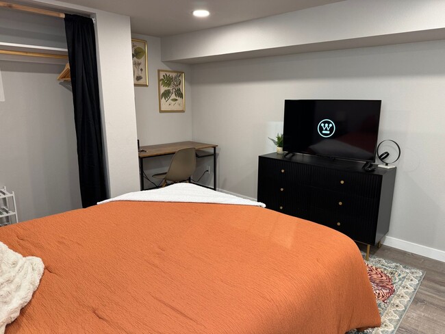 Building Photo - Fully Furnished 1-Bedroom Apartment – Private Entry – Sellwood