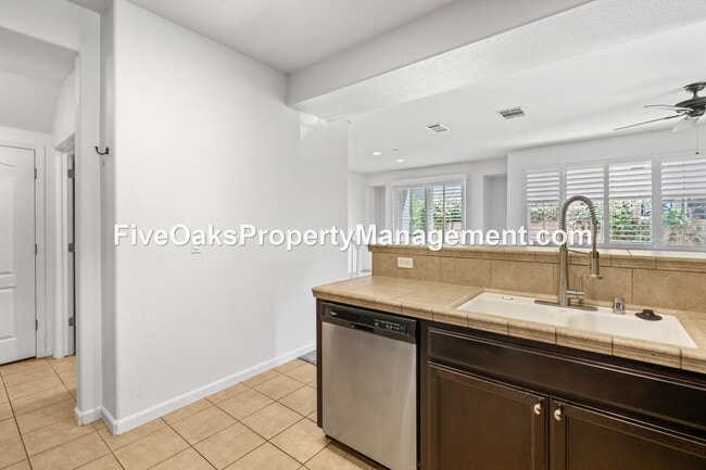 Building Photo - 101 Matisse Ln