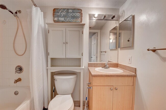 Building Photo - 703 Villa Cir