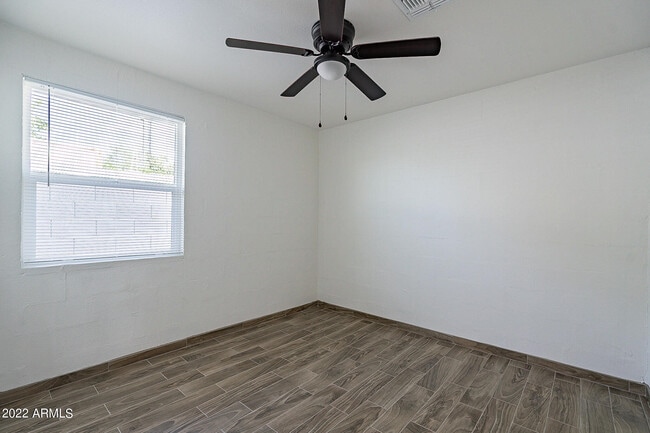 Building Photo - 37 E El Parque Dr