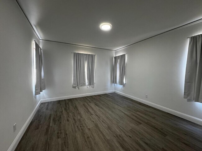 Building Photo - 1106 N Fruit Ave
