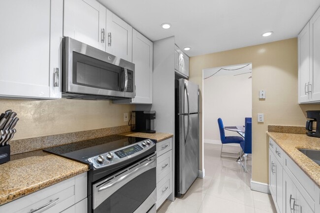 Building Photo - 1009 N Ocean Blvd