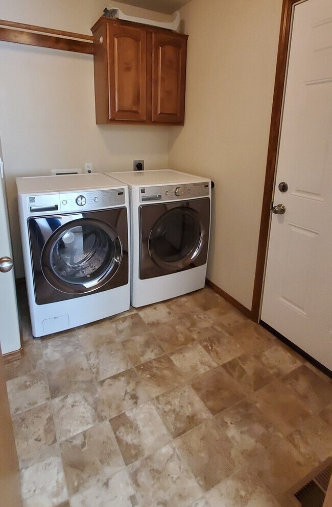 Building Photo - Beautiful 3 Bedroom Home in Fieldstone Nei...