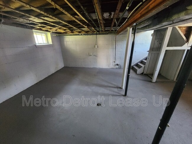 Building Photo - 9516 Wayburn St