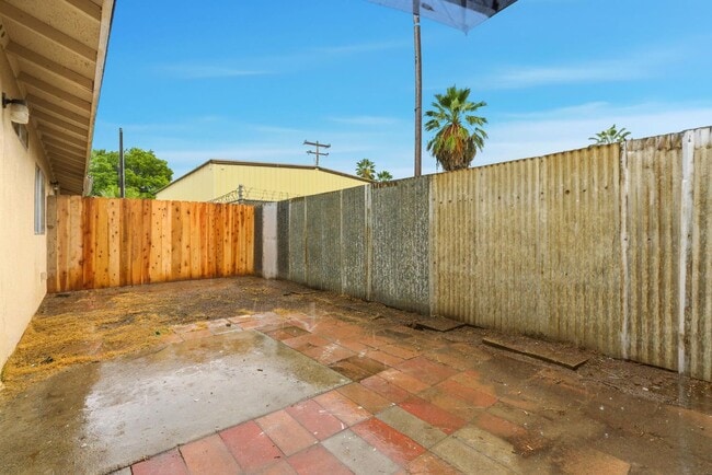 Building Photo - 616 S Irwin St