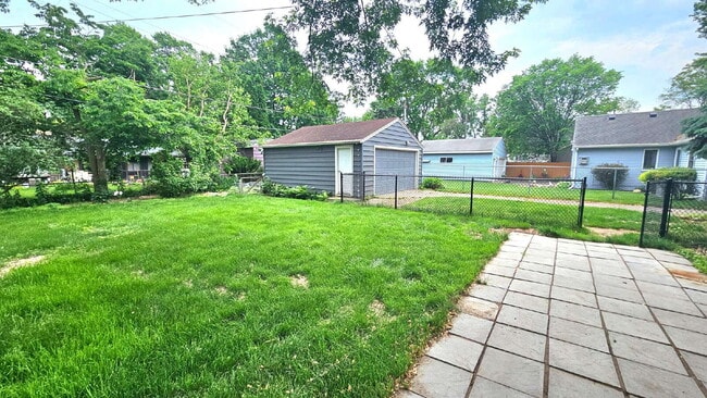 Building Photo - Beautiful 3-Bed, 3-Bath Haven with 1,901 Sq Ft of Comfort in St Louis Park with yard. 7/1/2026