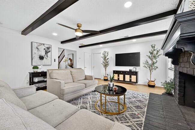 Building Photo - 15202 La Mancha Dr