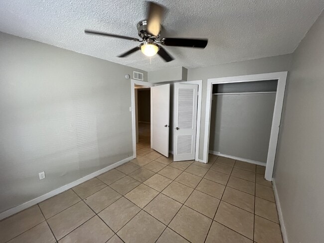 Building Photo - 3 bedroom/1 bathroom close to I10 and I35