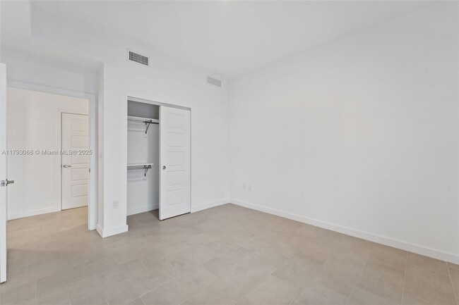Building Photo - 2150 N Bayshore Dr