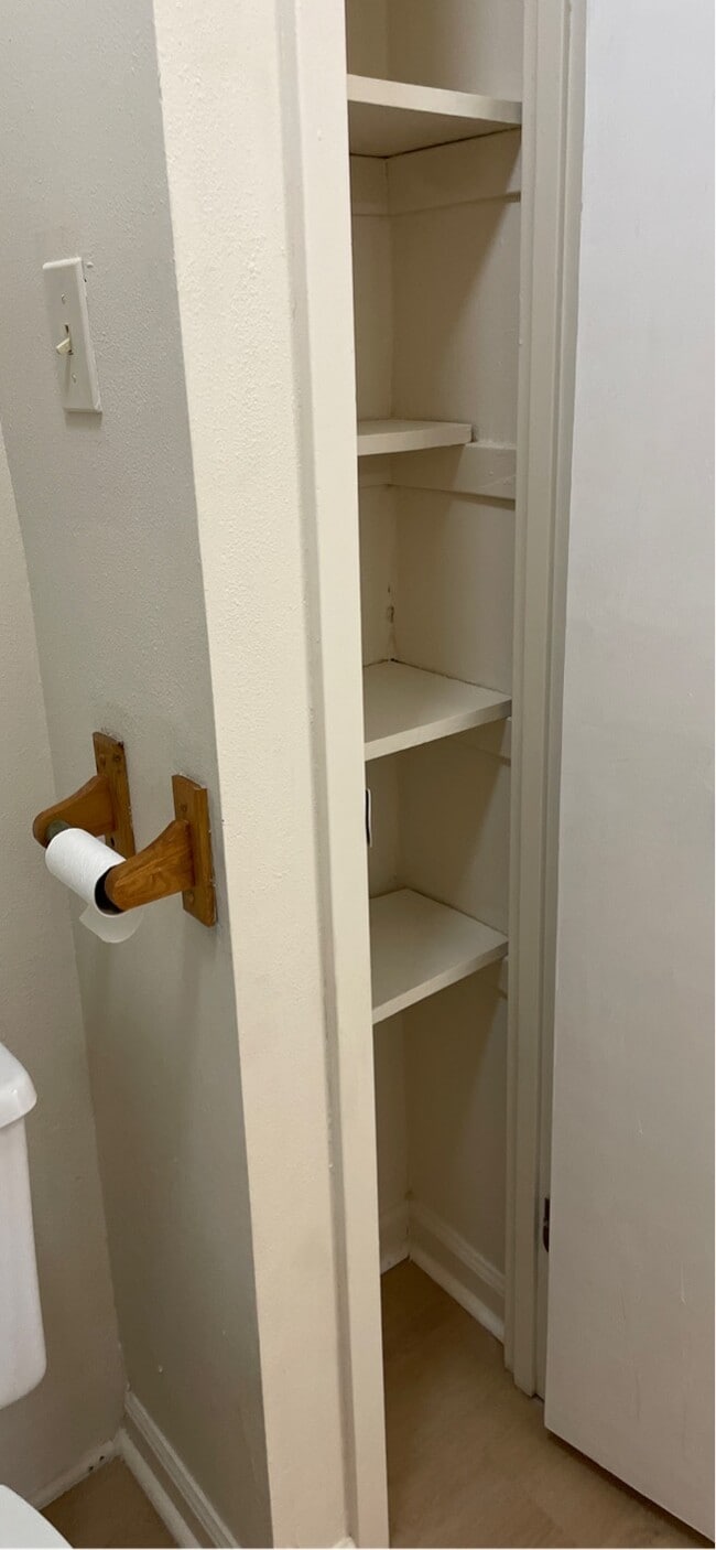 Building Photo - 401 Shadow Oaks Dr