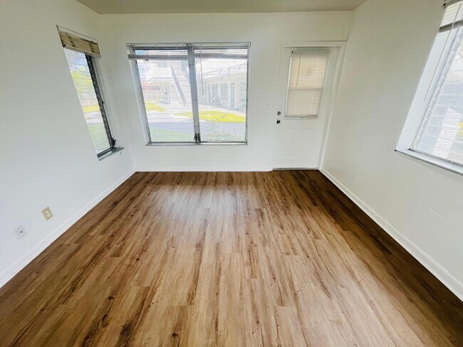 Building Photo - 1241 W River Dr