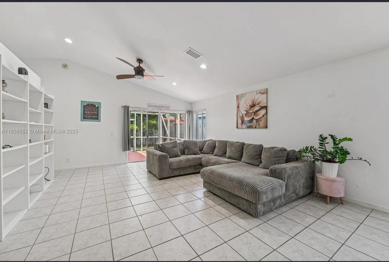 Building Photo - 1368 Presidio Dr