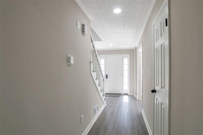 Building Photo - 4620 Central Dr