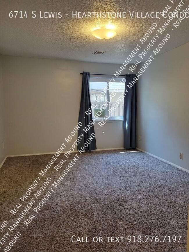 Building Photo - GATED Community!  Two bedroom, two bath en...