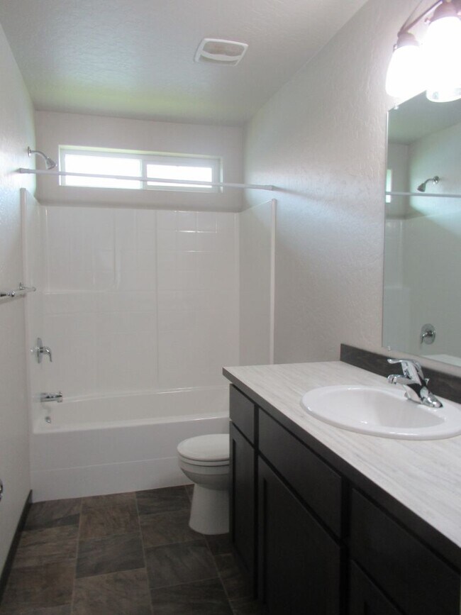 Building Photo - Home in Post Falls!