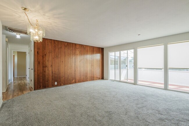 Building Photo - 718 Brassie Dr