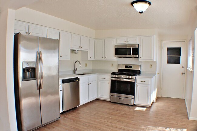 Building Photo - 3 Bedroom, 2 Bath , North-East El Paso Great house located across the street from Terrace Hills M...