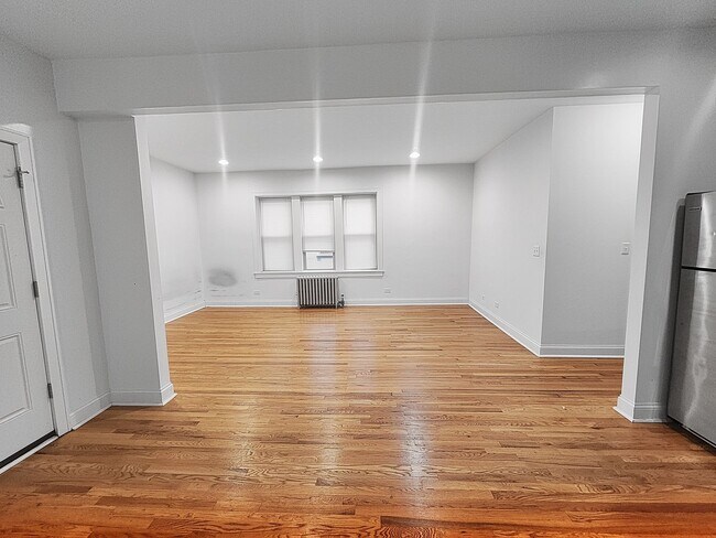 Building Photo - Large 2-bed/2-bath Apartment With Updated Kitchen and Large Living Room