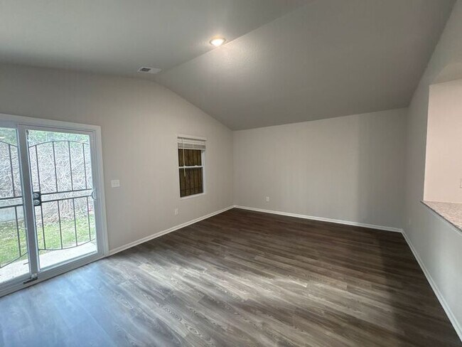 Building Photo - Charming 4-Bedroom Home with Spacious Livi...