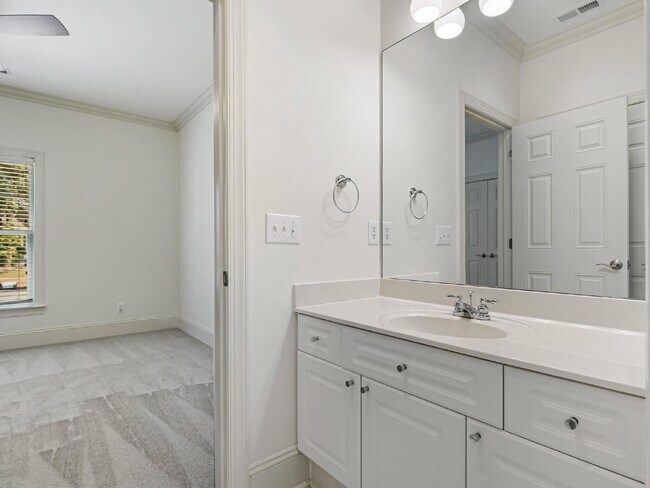 Building Photo - Super cute bungalow in Chantilly with rocking chair front porch!