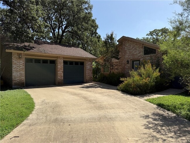 Building Photo - 6015 Los Robles Dr