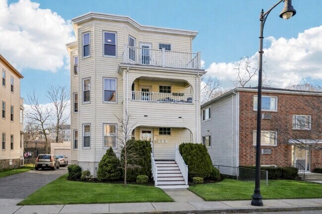 Building Photo - 559 Hyde Park Ave