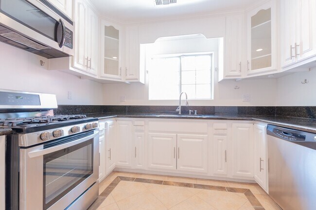 Building Photo - Beautiful 3 bedroom 2 bath with Central AC
