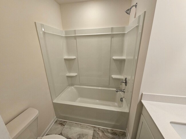 Building Photo - Like New Town Home in Kellerton Place, Monroe!