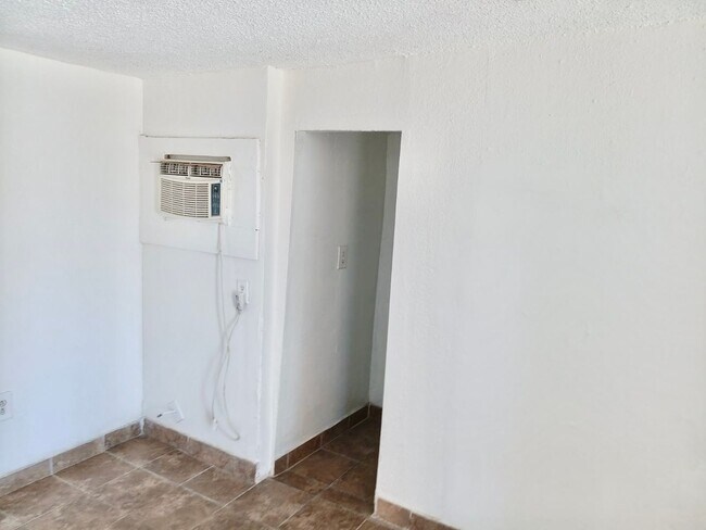 Building Photo - Well-kept apartment 1 bed/1 bath in McFarland - AVAILABLE NOW!!!  Click to schedule a tour