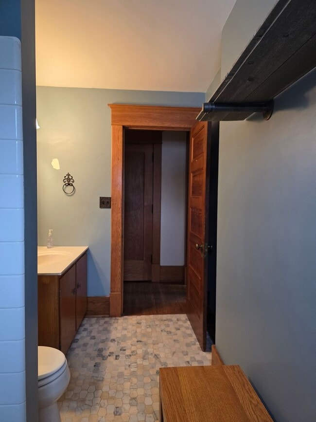 Building Photo - Large Home in Bowling Green